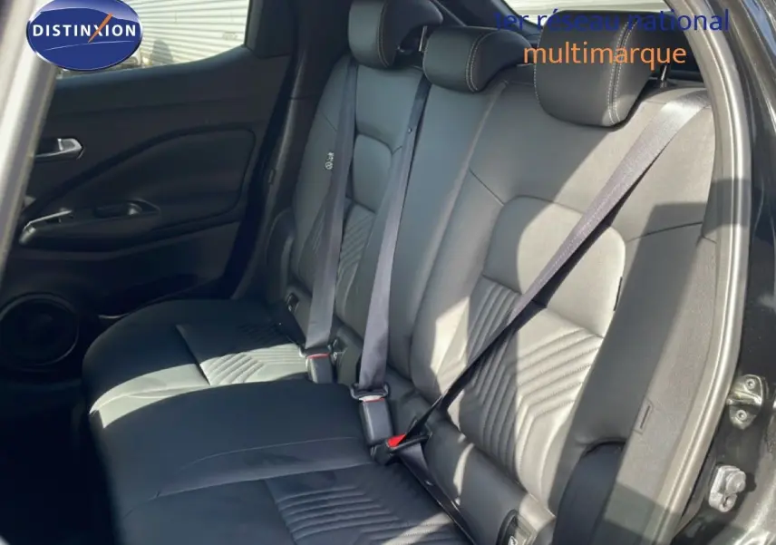 Vue intérieure côté droit des sièges arrière en cuir noir du Nissan Juke 2025 finition Tekna.