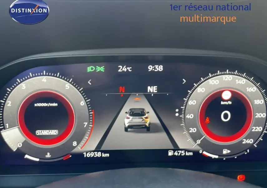 Tableau de bord numérique du Nissan Juke 2025 noir, affichant compte-tours, vitesse, et caméra de recul en vue centrale.