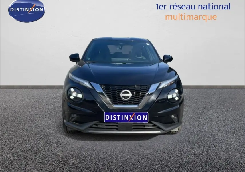 Nissan Juke 2025 noir Kuro Metal vu de face, mettant en valeur sa calandre distinctive et ses phares LED ronds.