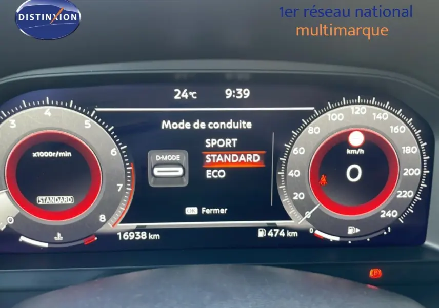 Tableau de bord numérique du Nissan Juke 2025, affichant le mode de conduite standard et compteurs rouges.