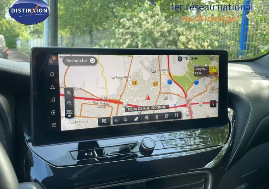 Vue intérieure centrée sur l'écran tactile de navigation du Nissan Juke 2025 noir Kuro Metal, avec tableau de bord brillant.