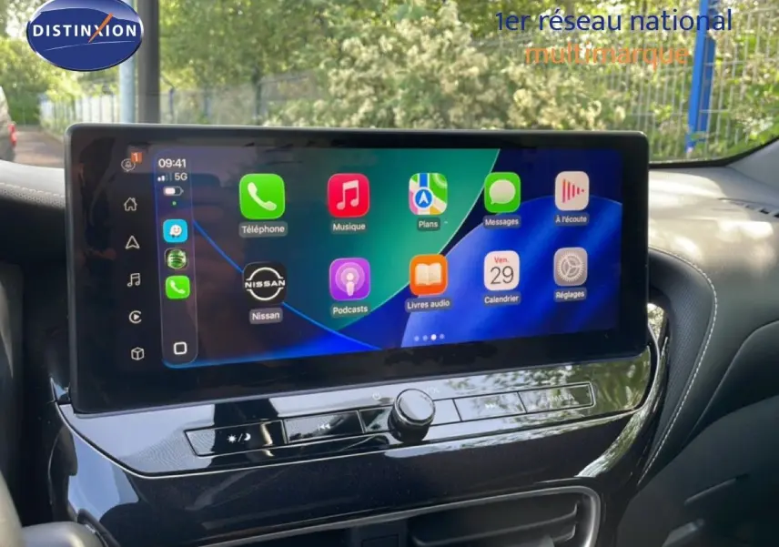 Écran tactile central large du Nissan Juke noir Kuro Metal 2025, affichant l'interface Apple CarPlay.