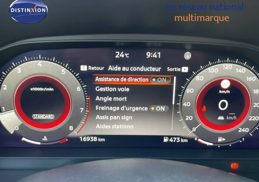 Tableau de bord numérique du Nissan Juke 2025, affichant les aides à la conduite et compteurs en rouge et gris.