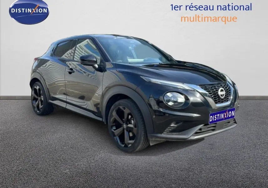 Nissan Juke noir Kuro Metal en 3/4 avant droit, avec jantes noires et calandre distinctive V-Motion.
