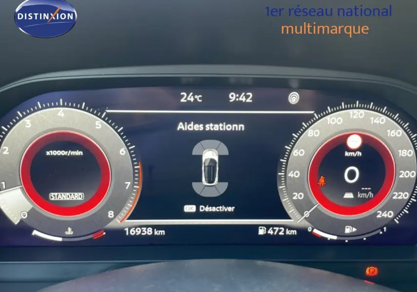 Tableau de bord numérique du Nissan Juke 2025, affichant les aides au stationnement et la température extérieure à 24°C.