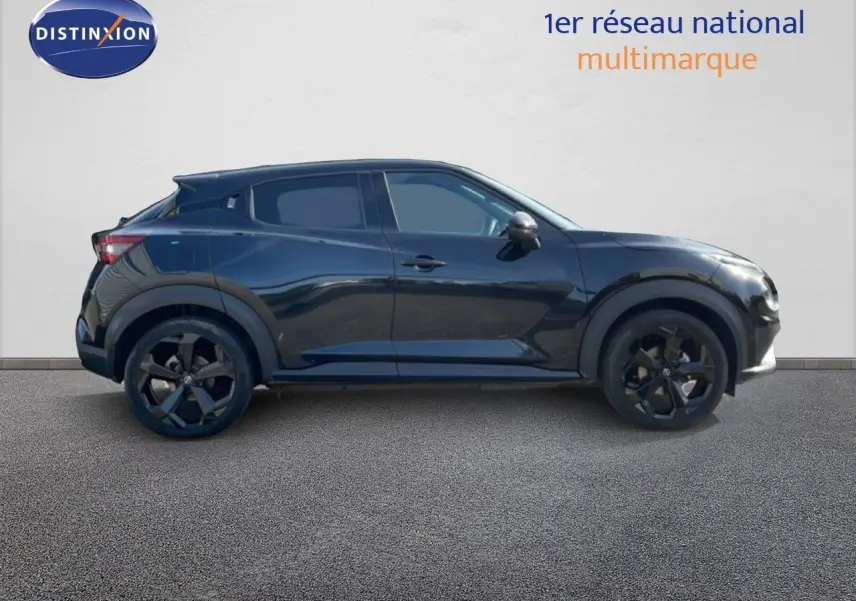 Profil côté gauche du Nissan Juke 2025 noir Kuro Metal, avec jantes noires et lignes compactes distinctives.