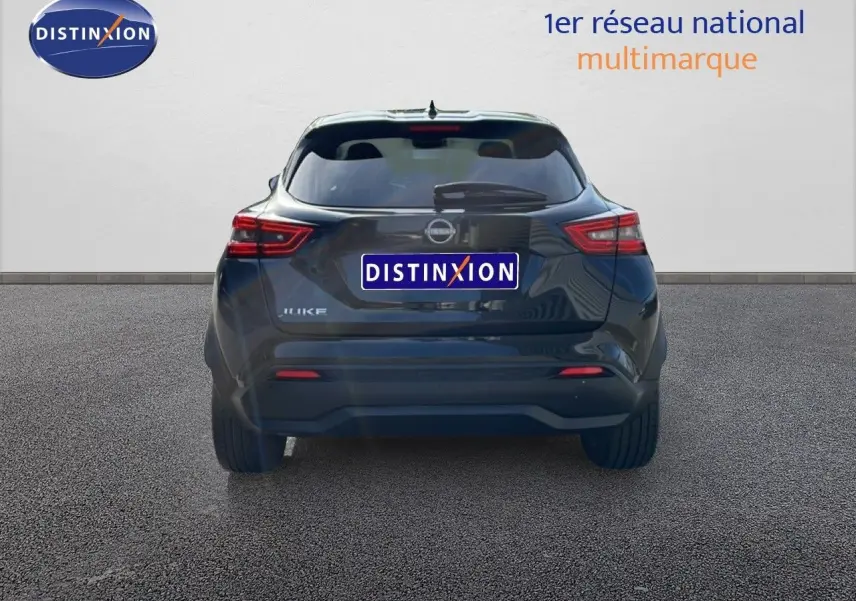 Vue arrière du Nissan Juke 2025 noir Kuro Metal, mettant en valeur ses feux arrière LED et son design compact.