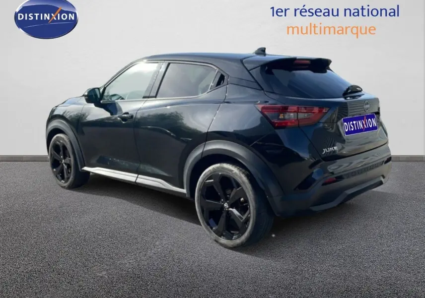 Nissan Juke 2025 noir Kuro Metal en 3/4 arrière droit, avec jantes noires et vitres teintées.