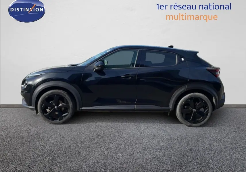 Profil côté gauche du Nissan Juke 2025 noir Kuro Metal avec jantes noires et lignes compactes.