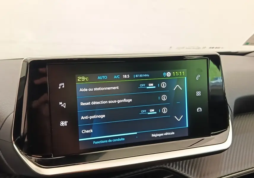 Écran tactile central du tableau de bord du Peugeot E-2008 électrique Active Pack 2023 affichant les réglages d’aide à la conduite.