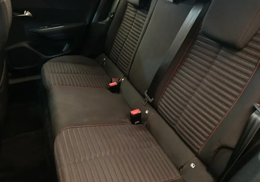 Vue rapprochée de la banquette arrière noire avec surpiqûres rouges du Peugeot E-2008 Electrique Active Pack 2023.