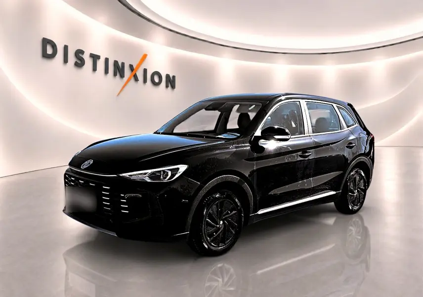 MG ZS 1.5 hybrid noir en 3/4 avant droit, avec jantes noires et calandre distinctive dans un showroom lumineux.
