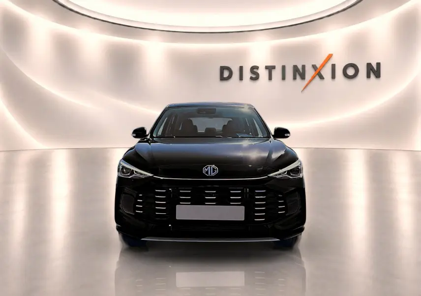 Vue frontale d’un MG Motor ZS 1.5 hybrid noir, avec calandre imposante et logo MG au centre.