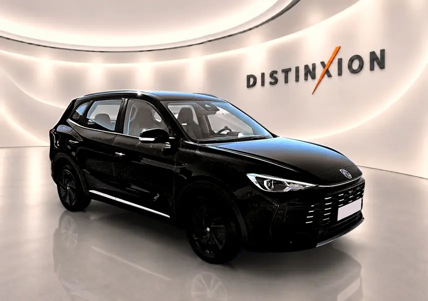 MG ZS 1.5 hybrid noir en 3/4 avant droit dans un showroom lumineux avec logo Distinxion en arrière-plan.
