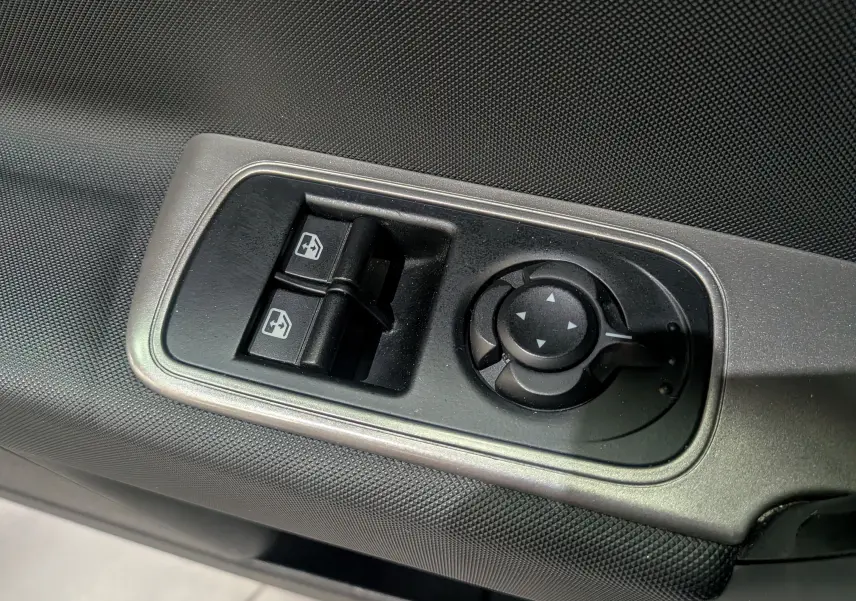 Commande des vitres électriques et réglage des rétroviseurs sur la porte intérieure d'une Alfa Romeo MiTo rouge de 2018