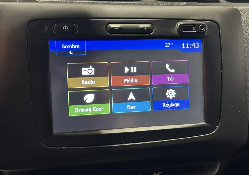Écran tactile central du Dacia Duster 2018 affichant les options Radio, Média, Téléphone, Navigation et Réglages.