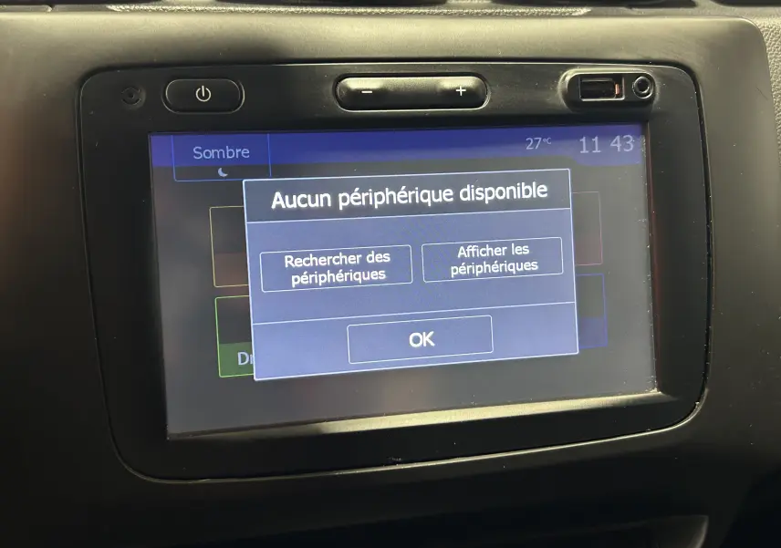 Écran tactile central du Dacia Duster noir 2018 affichant un message d'absence de périphérique connecté.