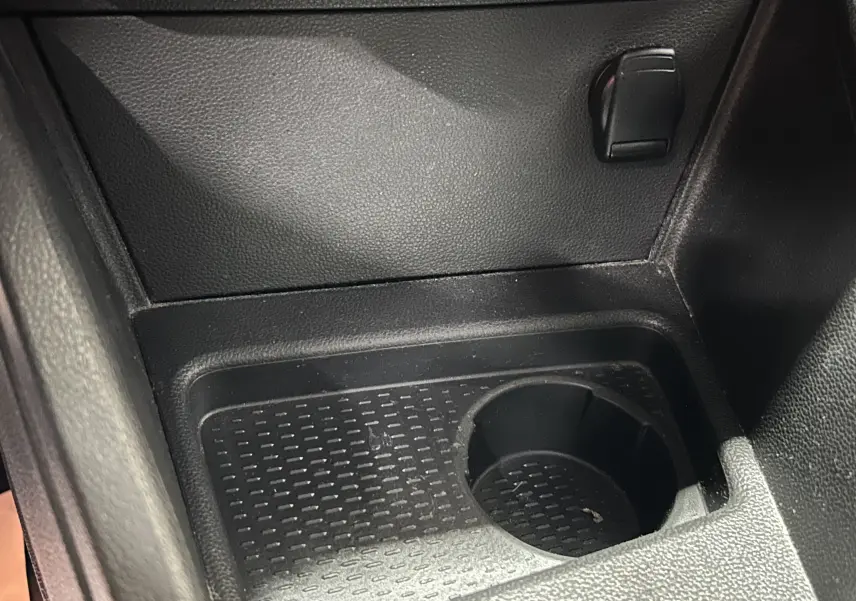 Gros plan sur le rangement central noir avec porte-gobelet du Dacia Duster dCi 110ch Prestige 2018.