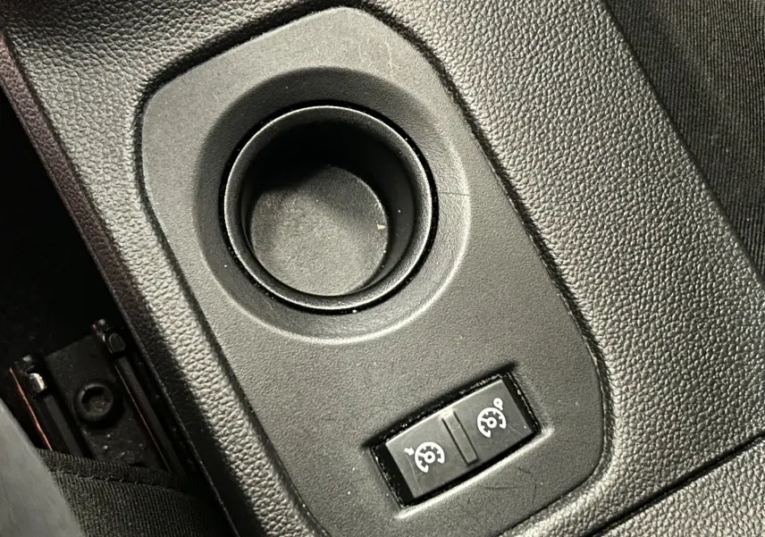 Gros plan sur la console centrale noire du Dacia Duster 2018, montrant les commandes du régulateur de vitesse.