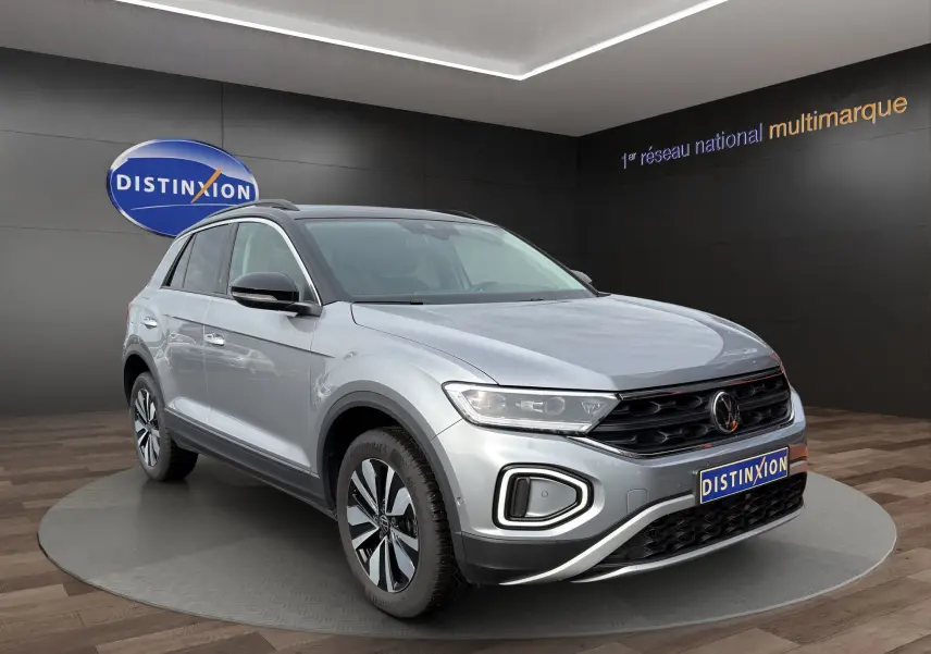 Volkswagen T-Roc gris Pyrite avec toit noir, vue 3/4 avant droit, équipé de jantes alu 17 pouces et attelage amovible.