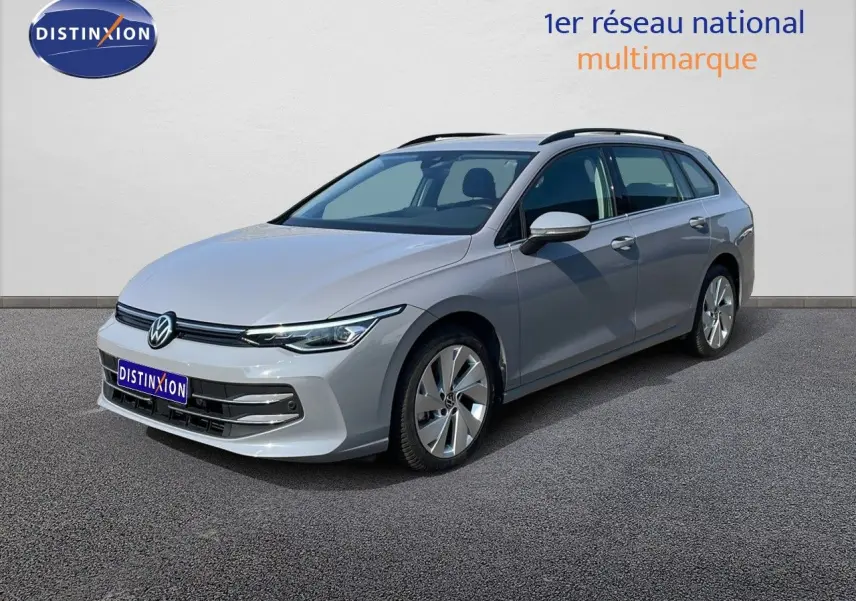 Volkswagen Golf SW gris lunaire métal vue 3/4 avant droit sur fond neutre avec jantes alliage.