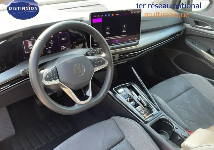 Vue intérieure avant de la Volkswagen Golf SW VIII 2.0 TDI 150ch, tableau de bord moderne avec écran tactile et volant multifonction.