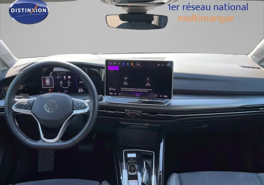 Intérieur avant de la Volkswagen Golf SW VIII gris lunaire, tableau de bord numérique et écran tactile central lumineux.