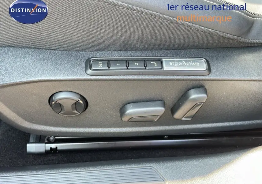 Gros plan sur les commandes de réglage électrique du siège conducteur de la Volkswagen Golf SW gris lunaire 2024.