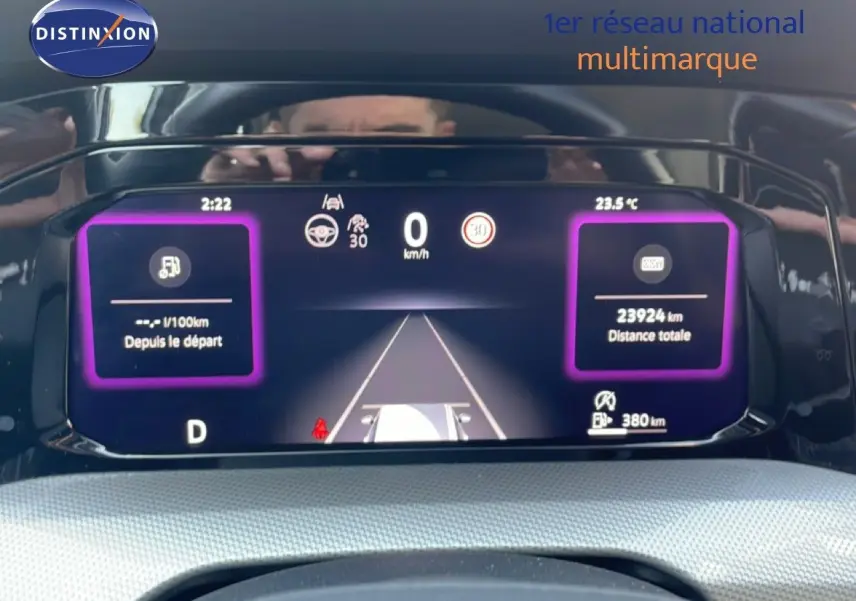 Tableau de bord numérique de Volkswagen Golf SW VIII gris lunaire, affichant la vitesse et l'autonomie.