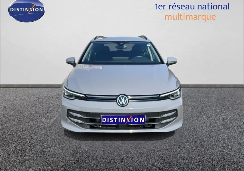 Vue avant d'une Volkswagen Golf SW VIII gris lunaire métal, avec calandre et phares LED distinctifs.