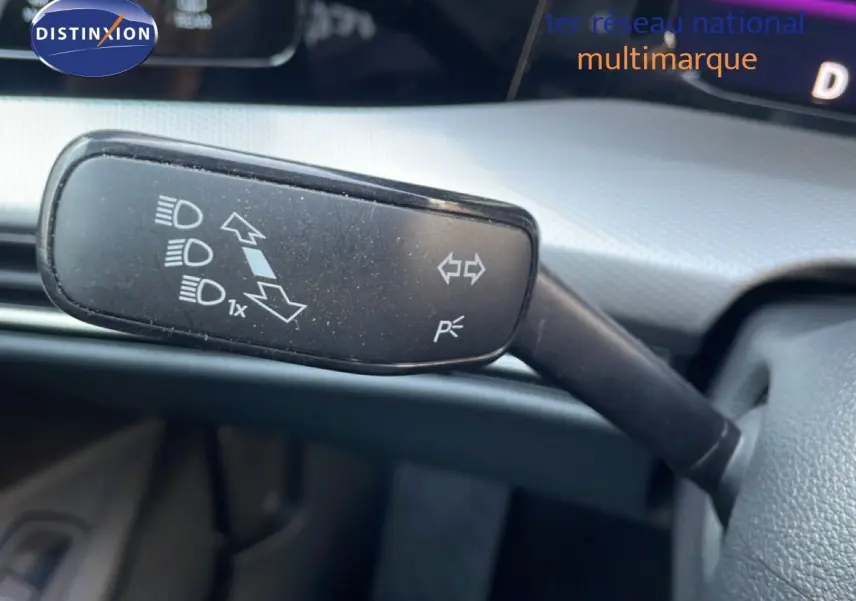 Gros plan sur la commande de clignotant dans l’habitacle d’une Volkswagen Golf SW VIII gris lunaire 2024.