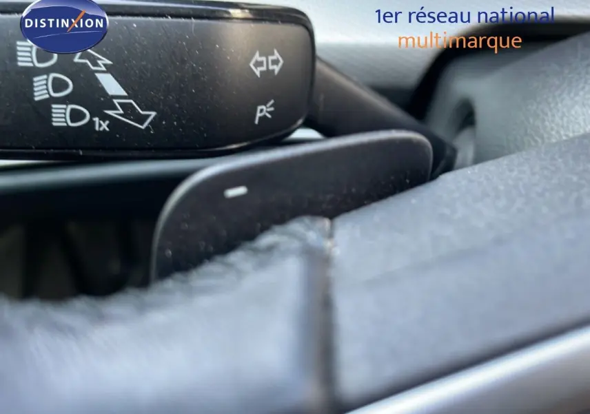 Détail du commodo de clignotant et feux sur le volant en cuir d'une Volkswagen Golf SW VIII 2024 gris lunaire métal.