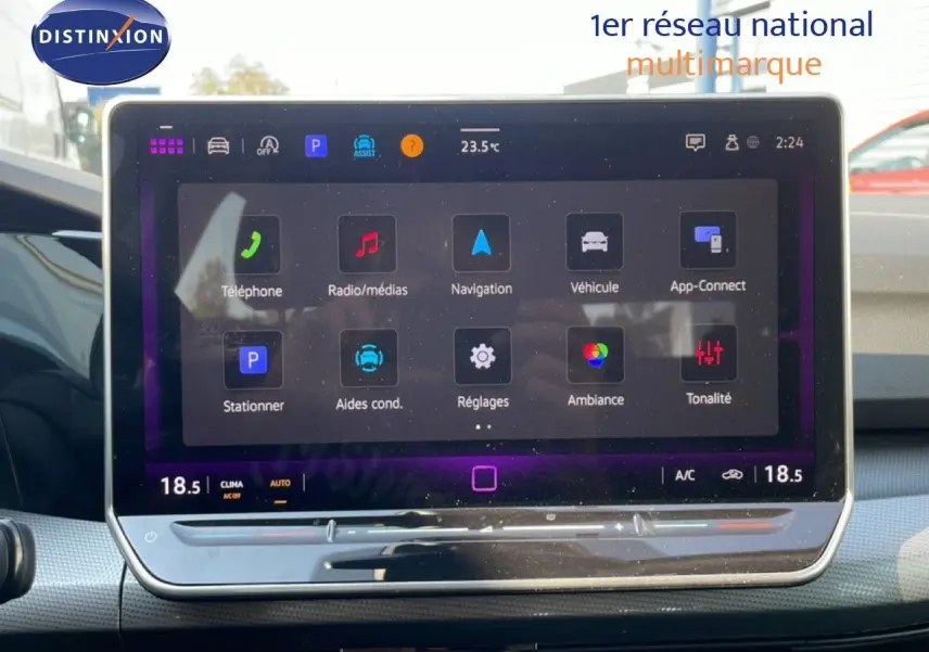 Écran tactile central de la Volkswagen Golf SW VIII gris lunaire, affichant le menu multimédia et climatisation à 18,5°C.