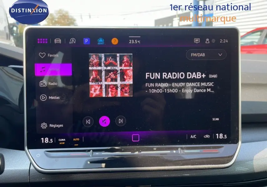 Écran tactile central de la Volkswagen Golf SW VIII 2024 affichant la radio DAB+ avec interface moderne et finition gris lunaire.