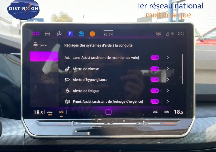 Vue intérieure centrée sur l'écran tactile du tableau de bord de la Volkswagen Golf SW gris lunaire 2024.