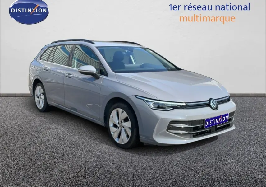 Volkswagen Golf SW VIII 2.0 TDI gris lunaire métal vue 3/4 avant droit sur fond neutre.