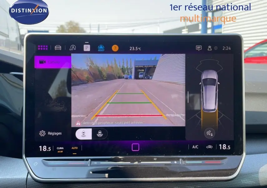 Écran tactile intérieur montrant la caméra de recul et l'affichage 360° de la Volkswagen Golf SW gris lunaire 2024.