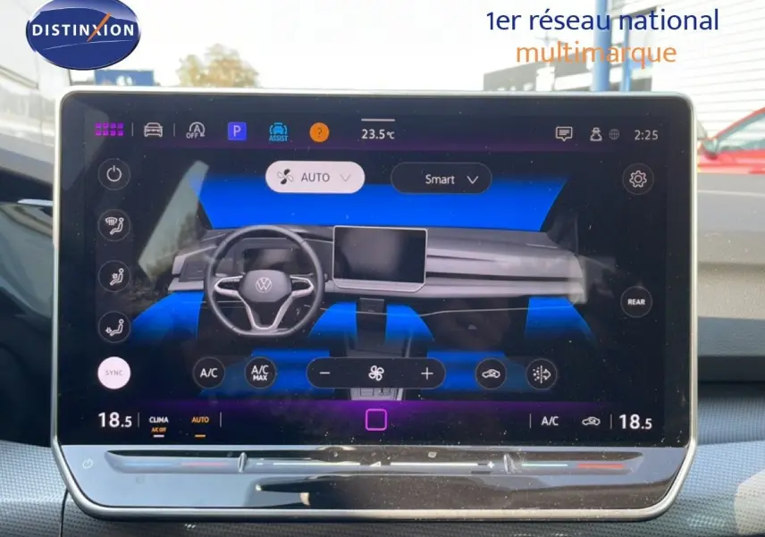 Vue frontale du tableau de bord numérique de la Volkswagen Golf SW VIII gris lunaire, avec écran tactile central lumineux.