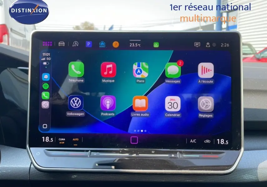 Écran tactile central de la Volkswagen Golf SW VIII 2024 affichant les applications Apple CarPlay, vue intérieure.