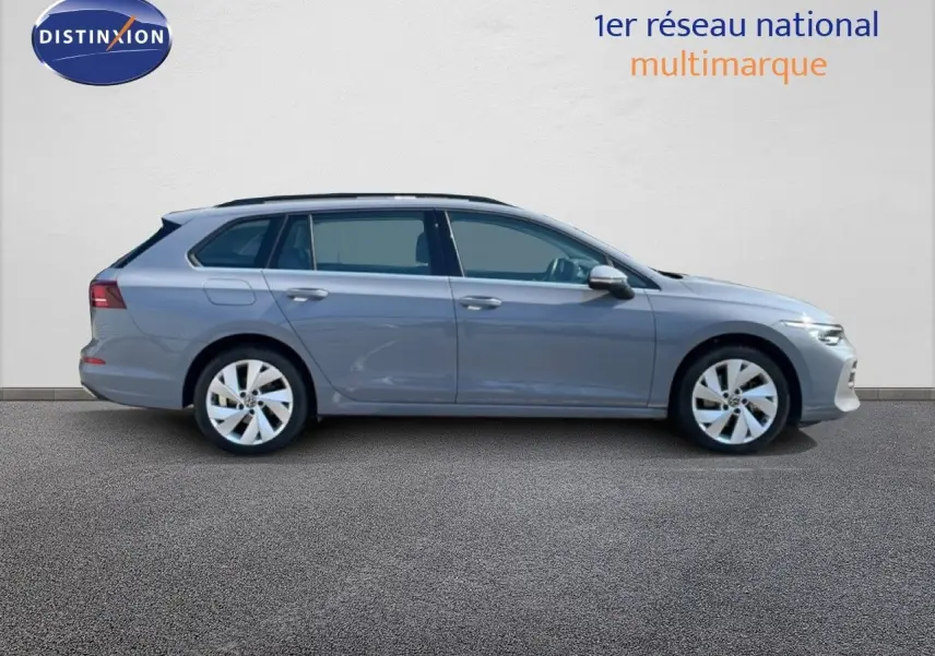 Volkswagen Golf SW VIII gris lunaire métal vue de profil côté gauche sur fond neutre.