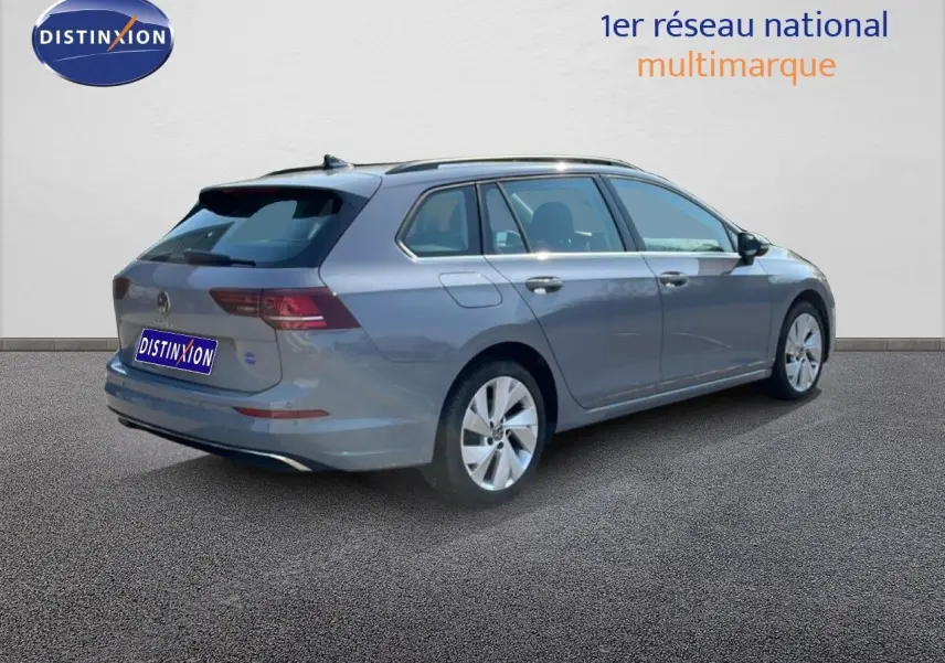 Volkswagen Golf SW gris lunaire métal vue 3/4 arrière droit sur fond neutre, jantes alliage visibles.