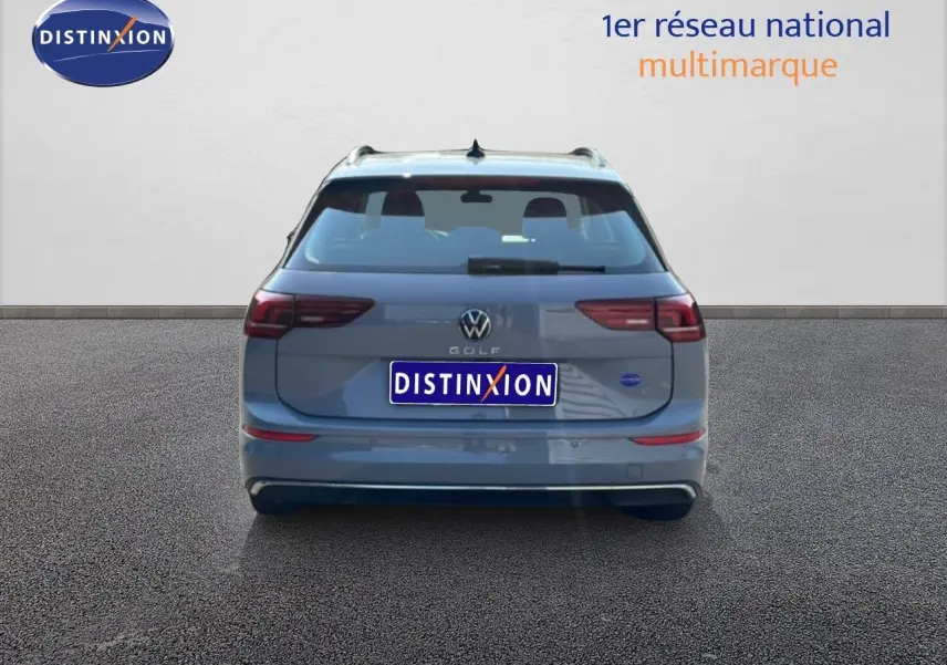 Vue arrière d'une Volkswagen Golf SW VIII gris lunaire métal, avec feux LED et logo distinctif visible.