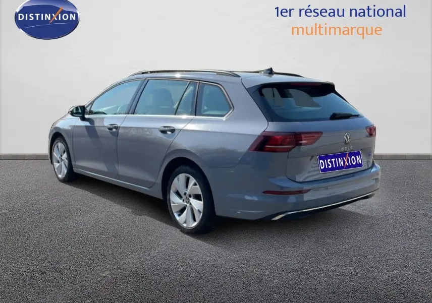 Volkswagen Golf SW gris lunaire métal vue 3/4 arrière droit, break diesel 2024 avec jantes alliage.