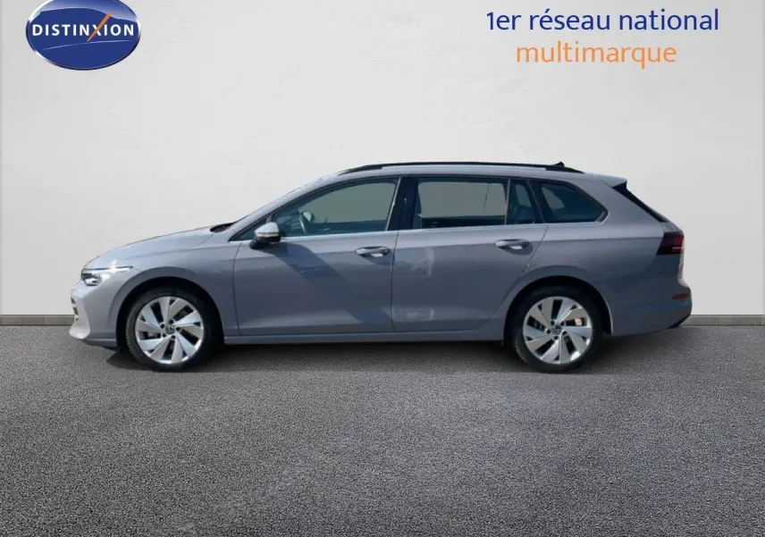 Volkswagen Golf SW VIII gris lunaire métal vue de profil côté gauche, avec jantes alliage et toit ouvrant.