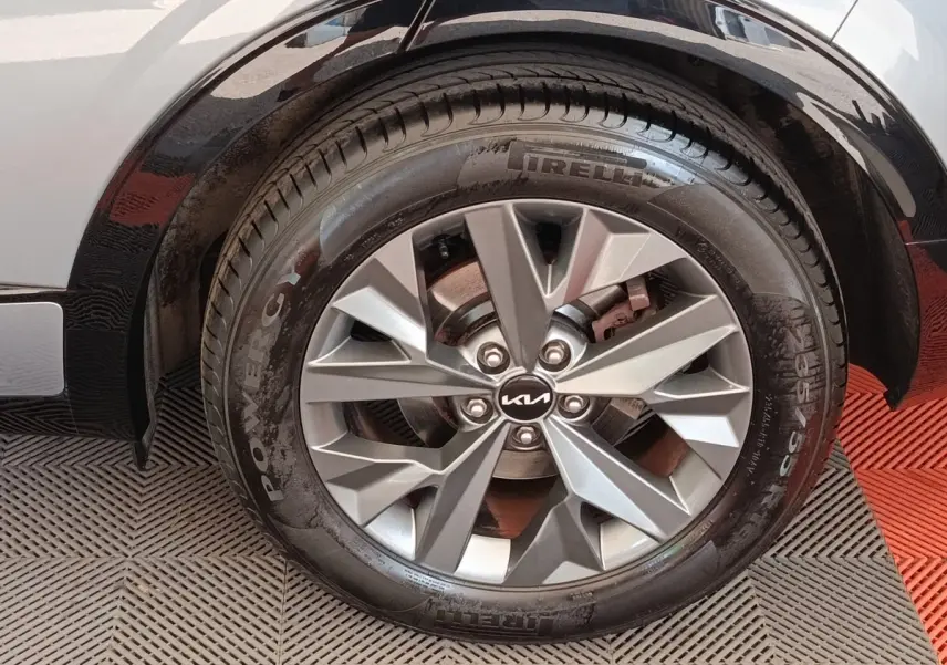 Gros plan sur la roue avant droite gris clair du Kia Sportage 2022 avec jante alliage et pneu Pirelli.