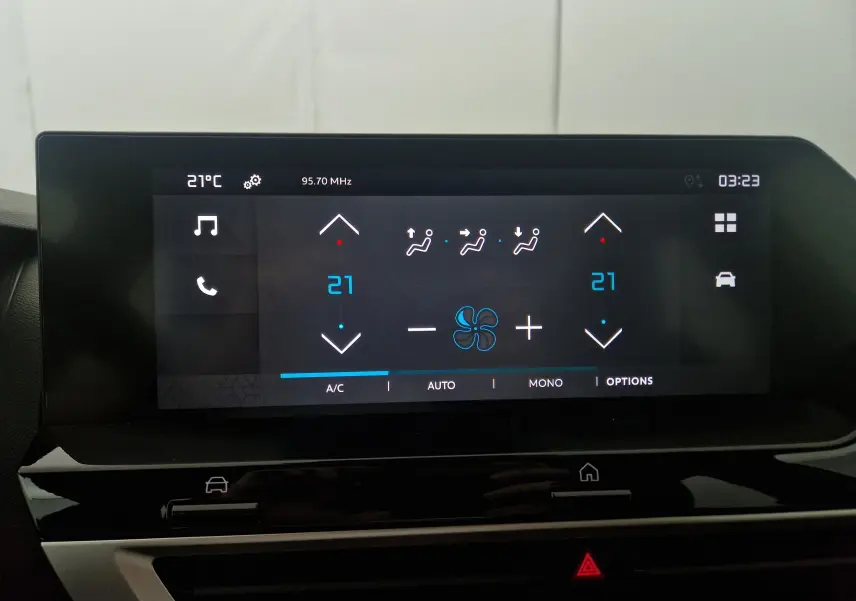 Écran tactile central de la Citroën C4 2025 montrant la climatisation réglée à 21°C en mode automatique.