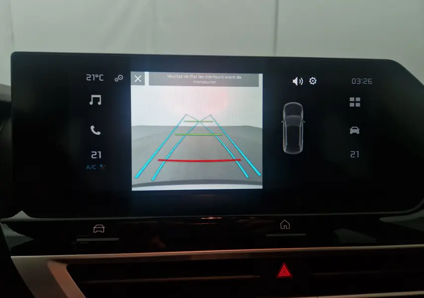 Écran central de la Citroën C4 2025 blanc Okenite montrant la caméra de recul avec lignes de guidage colorées.
