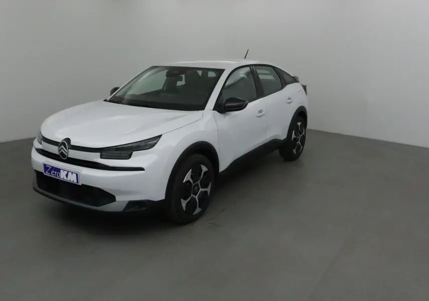 Citroën C4 blanc Okenite vue 3/4 avant droit, avec jantes noires et détails noirs contrastants.