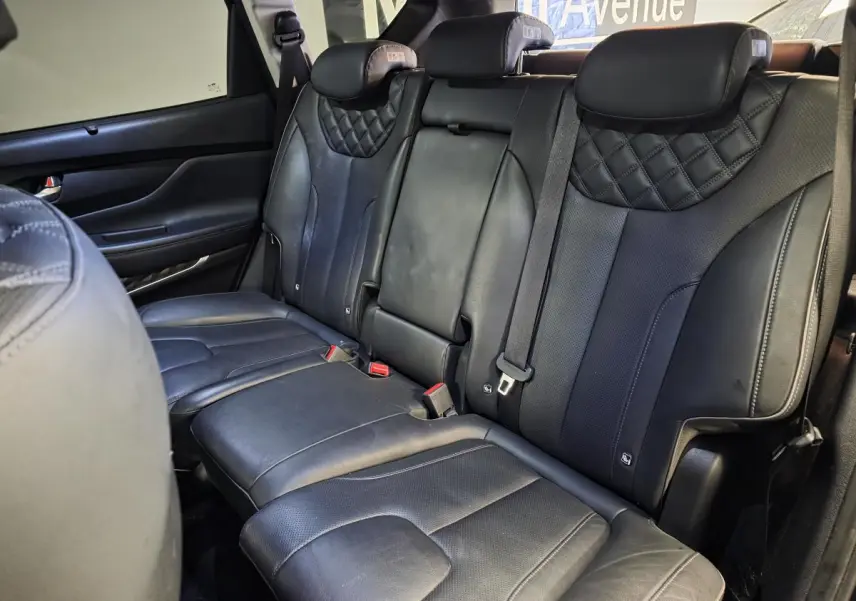 Vue intérieure sur les sièges arrière en cuir noir matelassé du Hyundai Santa Fé 2023, finition Executive.