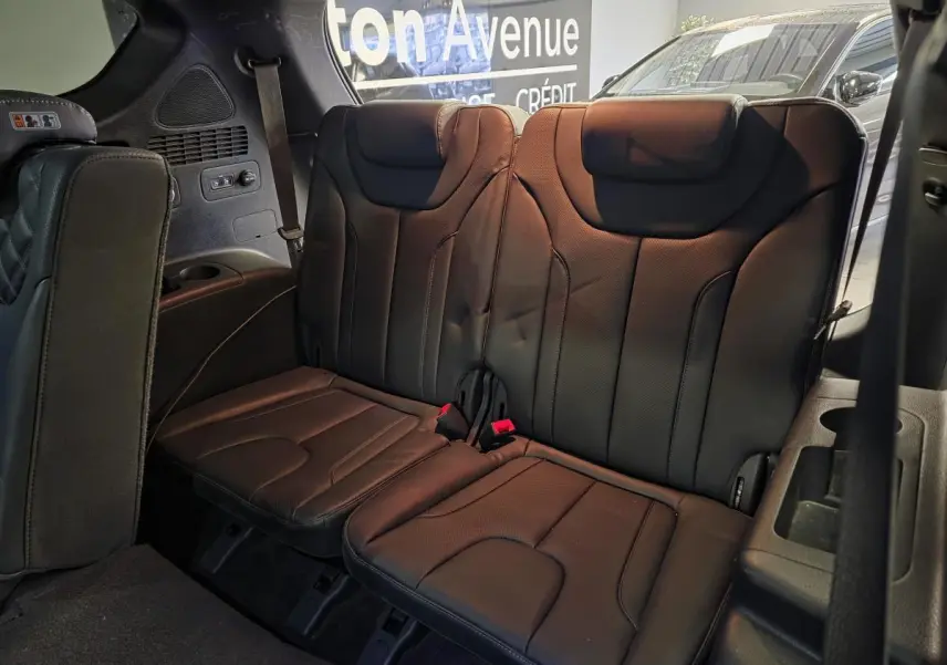 Vue intérieure du troisième rang de sièges en cuir noir du Hyundai Santa Fé 2023, avec appuie-têtes et ceintures visibles.